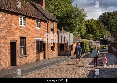 Großbritannien, England, West Midlands, Dudley, Black Country Museum, das Dorf, Besucher auf der Straße Stockfoto