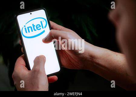 Polen. Januar 2024. In dieser Abbildung wird ein Intel Logo auf einem Smartphone angezeigt. (Foto von Mateusz Slodkowski/SOPA Images/SIPA USA) *** ausschließlich für redaktionelle Nachrichten *** Credit: SIPA USA/Alamy Live News Stockfoto