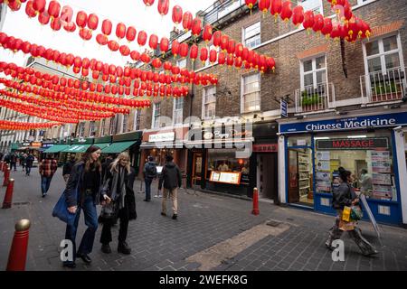 London, Großbritannien. Januar 2024. Farbenfrohe Laternen hängen über den Straßen von Chinatown zum chinesischen Neujahr, dem Jahr des Drachen. Quelle: Stephen Chung/Alamy Live News Stockfoto