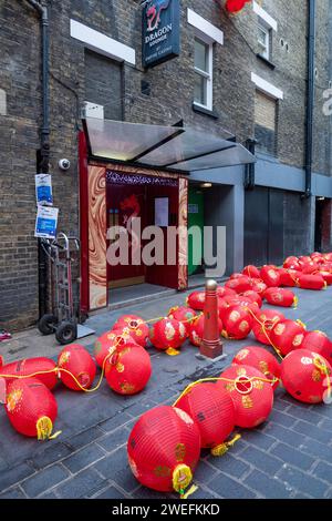 London, Großbritannien. Januar 2025. Farbenfrohe Laternen, die zum chinesischen Neujahr, dem Jahr des Drachen, über den Straßen von Chinatown gehängt werden können. Quelle: Stephen Chung/Alamy Live News Stockfoto