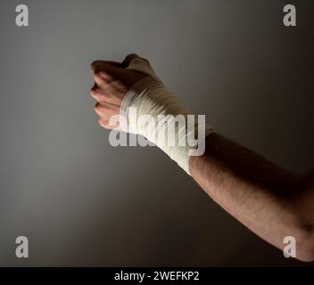 Männliche Linksverletzung mit Verband Stockfoto