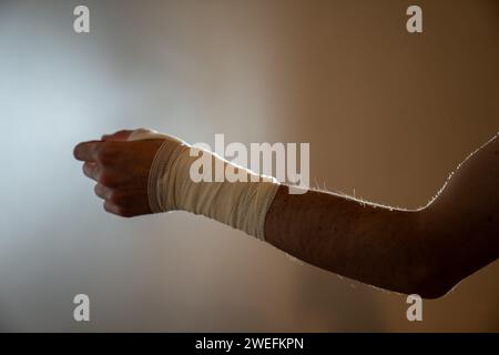 Männliche Linksverletzung mit Verband Stockfoto