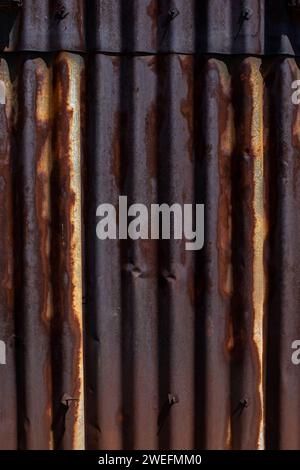 Sehr rostige Wellblechoberfläche Stockfoto