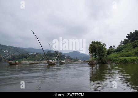 Traditionelle Fischerboote fischten noch immer auf dem Kivu-See oft nach Sambaza (Limnothrissa miodon), einem kleinen Fisch, der Sardinen ähnelt Stockfoto