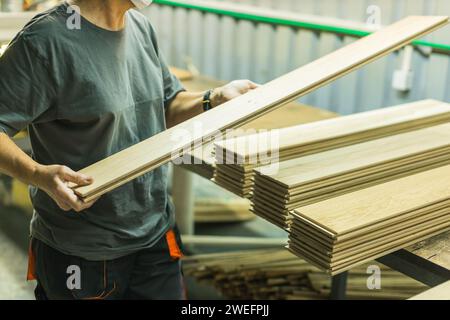 Arbeiter, der mit Dielen in einer Holzverarbeitungsfabrik arbeitet Stockfoto