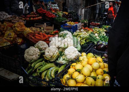 Markt im Freien in Neapel, Italien, unterwegs durch Europa. Stockfoto