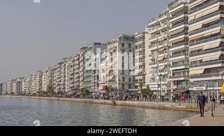 Thessaloniki, Griechenland - 22. Oktober 2023: Menschen gehen an der Nikis Avenue Promenade Waterfront sonniger Herbstsonntag in der Stadt. Stockfoto