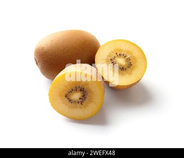 Ganze und halbierte reife goldene Kiwi isoliert auf weißem Hintergrund. Kiwi mit gelb saftigem süßem Fruchtfleisch (Actinidia chinensis). Stockfoto