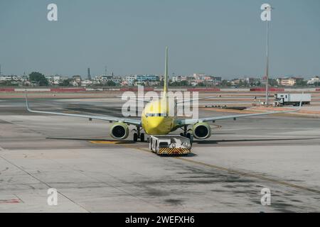 Das Flugzeug schiebt den Schlepper vor dem Starten der Motoren und dem Rollen, Vorderansicht Stockfoto