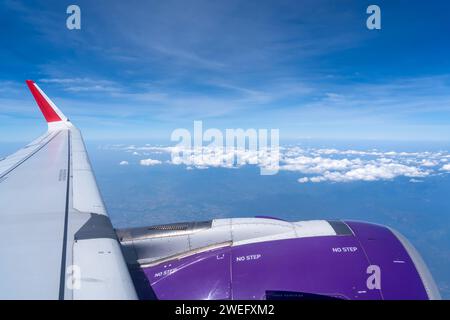 Turbulenzeffekt, Flügelschütteln, Vibrationen des Flugzeugrumpfes. Blick durch die Flugzeuge während des Fluges im Flügel mit einem schönen blauen Himmel. Stockfoto