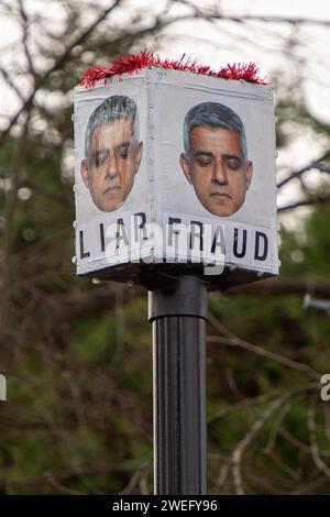 Harefield, Großbritannien. Januar 2024. Anti Ultra Low Emission Zone (ULEZ) „Blade Runners“ waren in Harefield im Londoner Stadtteil Hillingdon beschäftigt. Sie haben eine ULEZ-Kamera mit einer Box und Bilder von Sadiq Khan mit den Worten "Dieb, Lügner, Betrug und grausam" unter seinen Bildern bedeckt. Quelle: Maureen McLean/Alamy Live News Stockfoto
