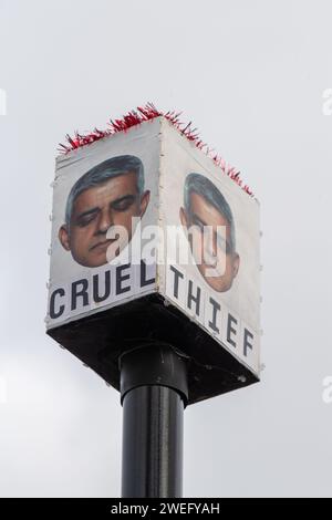 Harefield, Großbritannien. Januar 2024. Anti Ultra Low Emission Zone (ULEZ) „Blade Runners“ waren in Harefield im Londoner Stadtteil Hillingdon beschäftigt. Sie haben eine ULEZ-Kamera mit einer Box und Bilder von Sadiq Khan mit den Worten "Dieb, Lügner, Betrug und grausam" unter seinen Bildern bedeckt. Quelle: Maureen McLean/Alamy Live News Stockfoto