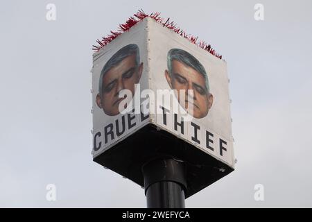 Harefield, Großbritannien. Januar 2024. Anti Ultra Low Emission Zone (ULEZ) „Blade Runners“ waren in Harefield im Londoner Stadtteil Hillingdon beschäftigt. Sie haben eine ULEZ-Kamera mit einer Box und Bilder von Sadiq Khan mit den Worten "Dieb, Lügner, Betrug und grausam" unter seinen Bildern bedeckt. Quelle: Maureen McLean/Alamy Live News Stockfoto