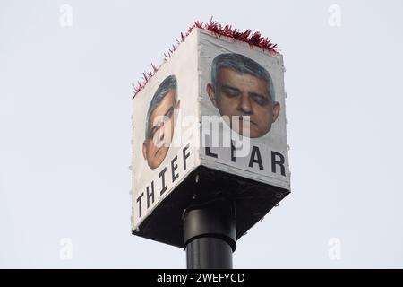 Harefield, Großbritannien. Januar 2024. Anti Ultra Low Emission Zone (ULEZ) „Blade Runners“ waren in Harefield im Londoner Stadtteil Hillingdon beschäftigt. Sie haben eine ULEZ-Kamera mit einer Box und Bilder von Sadiq Khan mit den Worten "Dieb, Lügner, Betrug und grausam" unter seinen Bildern bedeckt. Quelle: Maureen McLean/Alamy Live News Stockfoto