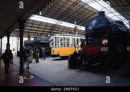 Mailand, Italien. Januar 2024. Foto Alessandro Bremec/LaPresse25-01-2024 Milano, Italia - Cronaca - La Presentazione del Tram Carrelli all'interno del Padiglione Ferroviario del Museo Nazionale Scienza e Tecnologia a Milano. Nella foto: UN momento della conferenza stampa 25. Januar 2024 Milano Italien - Nachrichten - die Präsentation der Straßenbahnwagen im Eisenbahnpavillon des Nationalen Wissenschafts- und Technikmuseums in Mailand. Auf dem Foto: Ein Moment der Pressekonferenz Credit: LaPresse/Alamy Live News Stockfoto