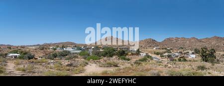 Stadtbild mit einem kleinen Wüstendorf, aufgenommen im hellen Licht des späten Frühlings in aus, Namibia, Afrika Stockfoto