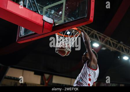 Varese, Italien. Januar 2024. Skylar Spencer #7 von Itelyum Varese dunks während des FIBA Europe Cup 2023/24 Gruppenspiel zwischen Itelyum Varese und Niners Chemnitz am 24. Januar 2024 in der Itelyum Arena, Varese, Italien Credit: Independent Photo Agency/Alamy Live News Stockfoto