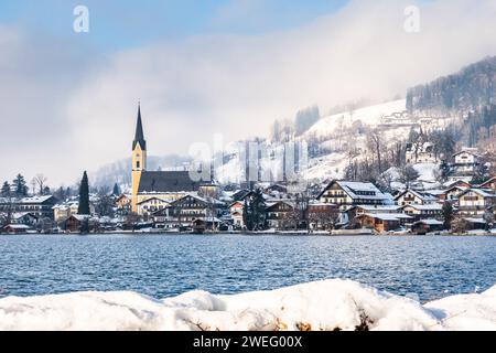 Schliersee mit Blick auf die Stadt Schliersee in den Bayerischen Alpen in Deutschland, Kopierraum Stockfoto
