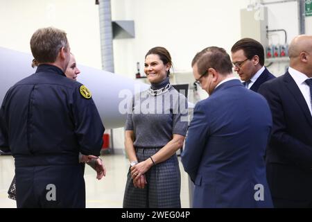 Die schwedische Kronprinzessin Victoria und Prinz Daniel besuchen am Donnerstag das Luft- und Raumfahrtunternehmen Saab in Linköping, Schweden. Stockfoto