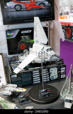 Ein Star Wars Imperial Shuttle Tydirium Rotj 40-jähriges Jubiläumskit, ausgestellt auf dem Revell Stand der Spielwarenmesse 2024 in Olympia Stockfoto