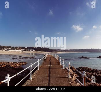 Blick auf die St. Broads Bay vom Pier - Jersey, Kanalinseln, Großbritannien Stockfoto