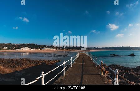 Blick auf die St. Broads Bay vom Pier - Jersey, Kanalinseln, Großbritannien Stockfoto