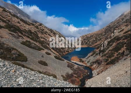 Landschaft des Koksay-Sees in den Tien Shan-Bergen in Kasachstan im Herbst Stockfoto