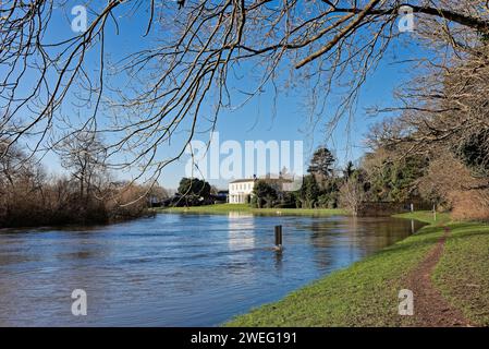 An einem sonnigen Wintertag in Shepperton, Surrey England, Großbritannien Stockfoto