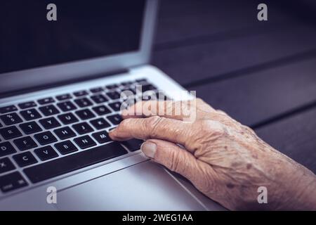 Alte Personen geben die Laptop-Tastatur Stockfoto