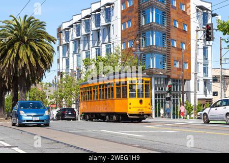 San Francisco, Kalifornien, USA - 22. April 2017 - historische orangene Straßenbahn fährt entlang der Straßen von San Francisco. Historische orangene elektrische Straßenbahn in San Francisco, Kalifornien Stockfoto