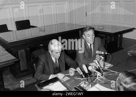 Polizeikommissar Robert Mesini und Polizeipräfekt Jean Chevance halten Pressekonferenz zu Bernard Galle Vermissten, Bernard Galle Affäre, Lyon, Rhone, Frankreich, 1980 Stockfoto