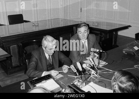 Polizeikommissar Robert Mesini und Polizeipräfekt Jean Chevance halten Pressekonferenz zu Bernard Galle Vermissten, Bernard Galle Affäre, Lyon, Rhone, Frankreich, 1980 Stockfoto