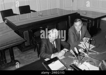 Polizeikommissar Robert Mesini und Polizeipräfekt Jean Chevance halten Pressekonferenz zu Bernard Galle Vermissten, Bernard Galle Affäre, Lyon, Rhone, Frankreich, 1980 Stockfoto