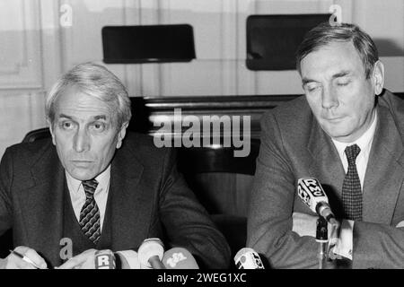 Polizeikommissar Robert Mesini und Polizeipräfekt Jean Chevance halten Pressekonferenz zu Bernard Galle Vermissten, Bernard Galle Affäre, Lyon, Rhone, Frankreich, 1980 Stockfoto