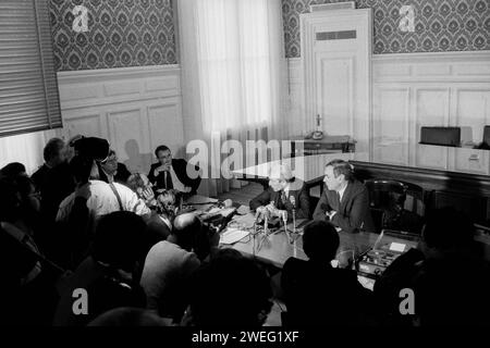 Polizeikommissar Robert Mesini und Polizeipräfekt Jean Chevance halten Pressekonferenz zu Bernard Galle Vermissten, Bernard Galle Affäre, Lyon, Rhone, Frankreich, 1980 Stockfoto