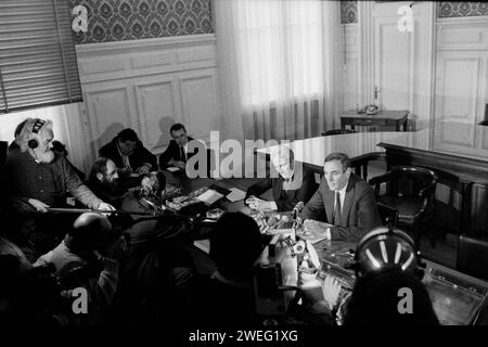 Polizeikommissar Robert Mesini und Polizeipräfekt Jean Chevance halten Pressekonferenz zu Bernard Galle Vermissten, Bernard Galle Affäre, Lyon, Rhone, Frankreich, 1980 Stockfoto