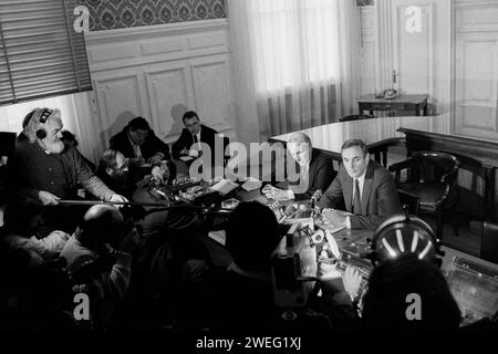 Polizeikommissar Robert Mesini und Polizeipräfekt Jean Chevance halten Pressekonferenz zu Bernard Galle Vermissten, Bernard Galle Affäre, Lyon, Rhone, Frankreich, 1980 Stockfoto