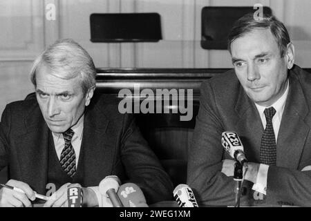 Polizeikommissar Robert Mesini und Polizeipräfekt Jean Chevance halten Pressekonferenz zu Bernard Galle Vermissten, Bernard Galle Affäre, Lyon, Rhone, Frankreich, 1980 Stockfoto