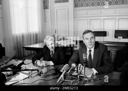 Polizeikommissar Robert Mesini und Polizeipräfekt Jean Chevance halten Pressekonferenz zu Bernard Galle Vermissten, Bernard Galle Affäre, Lyon, Rhone, Frankreich, 1980 Stockfoto