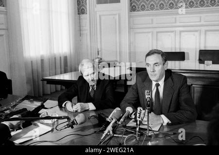 Polizeikommissar Robert Mesini und Polizeipräfekt Jean Chevance halten Pressekonferenz zu Bernard Galle Vermissten, Bernard Galle Affäre, Lyon, Rhone, Frankreich, 1980 Stockfoto