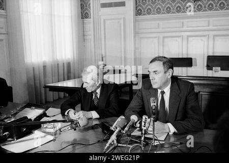 Polizeikommissar Robert Mesini und Polizeipräfekt Jean Chevance halten Pressekonferenz zu Bernard Galle Vermissten, Bernard Galle Affäre, Lyon, Rhone, Frankreich, 1980 Stockfoto