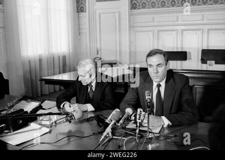 Polizeikommissar Robert Mesini und Polizeipräfekt Jean Chevance halten Pressekonferenz zu Bernard Galle Vermissten, Bernard Galle Affäre, Lyon, Rhone, Frankreich, 1980 Stockfoto