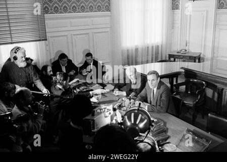 Polizeikommissar Robert Mesini und Polizeipräfekt Jean Chevance halten Pressekonferenz zu Bernard Galle Vermissten, Bernard Galle Affäre, Lyon, Rhone, Frankreich, 1980 Stockfoto