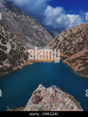 Landschaft des Koksay-Sees in den Tien Shan-Bergen in Kasachstan im Herbst Stockfoto