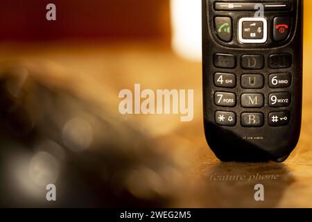 Funktionskonzept und dummes Telefon mit der Tastatur eines alten Telefons Stockfoto