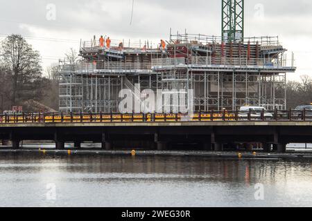 Harefield, Großbritannien. Januar 2024. In Harefield, London Borough of Hillingdon, werden die Arbeiten an der HS2 High Speed Rail Colne Valley Viaduct fortgesetzt, die neue Hochgeschwindigkeitszüge von London nach Birmingham bringen wird. Obwohl die nördliche Phase 2 von HS2 von Rishi Sunak abgesagt wurde, hat der Bürgermeister von Greater Manchester, Andy Burnham, und der Bürgermeister der West Midlands Andy Street wird nächste Woche mit dem Verkehrsminister Mark Harper zusammentreffen, um Pläne für einen Ersatz für die abgebrochene HS2-Strecke zwischen Birmingham und Manchester zu besprechen. Quelle: Maureen McLean/Alamy Live News Stockfoto