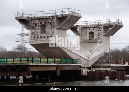 Harefield, Großbritannien. Januar 2024. In Harefield, London Borough of Hillingdon, werden die Arbeiten an der HS2 High Speed Rail Colne Valley Viaduct fortgesetzt, die neue Hochgeschwindigkeitszüge von London nach Birmingham bringen wird. Obwohl die nördliche Phase 2 von HS2 von Rishi Sunak abgesagt wurde, hat der Bürgermeister von Greater Manchester, Andy Burnham, und der Bürgermeister der West Midlands Andy Street wird nächste Woche mit dem Verkehrsminister Mark Harper zusammentreffen, um Pläne für einen Ersatz für die abgebrochene HS2-Strecke zwischen Birmingham und Manchester zu besprechen. Quelle: Maureen McLean/Alamy Live News Stockfoto