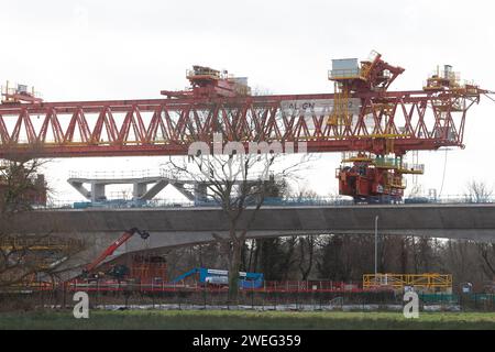 Harefield, Großbritannien. Januar 2024. In Harefield, London Borough of Hillingdon, werden die Arbeiten an der HS2 High Speed Rail Colne Valley Viaduct fortgesetzt, die neue Hochgeschwindigkeitszüge von London nach Birmingham bringen wird. Obwohl die nördliche Phase 2 von HS2 von Rishi Sunak abgesagt wurde, hat der Bürgermeister von Greater Manchester, Andy Burnham, und der Bürgermeister der West Midlands Andy Street wird nächste Woche mit dem Verkehrsminister Mark Harper zusammentreffen, um Pläne für einen Ersatz für die abgebrochene HS2-Strecke zwischen Birmingham und Manchester zu besprechen. Quelle: Maureen McLean/Alamy Live News Stockfoto