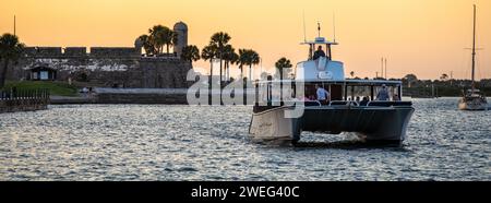 Luxuriöse Bootstour auf der St. Augustine, Florida, Uferpromenade nahe Castillo de San Marcos bei Sonnenuntergang. (USA) Stockfoto