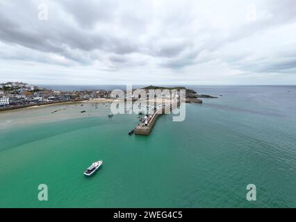 St Ives Cornwall auf ruhiger Sommerdrohne, Luftfahrt Stockfoto